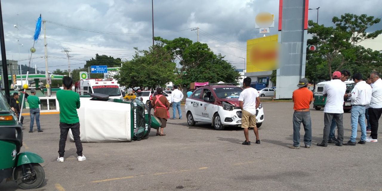 Choque entre mototaxi y taxi en Plaza Bella deja dos heridos | El Imparcial de Oaxaca