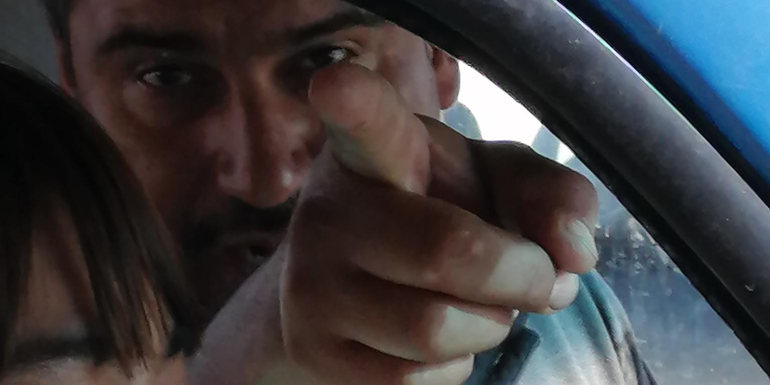 Video: Sujeto agrede a enfermera, le arroja vaso con café hirviendo