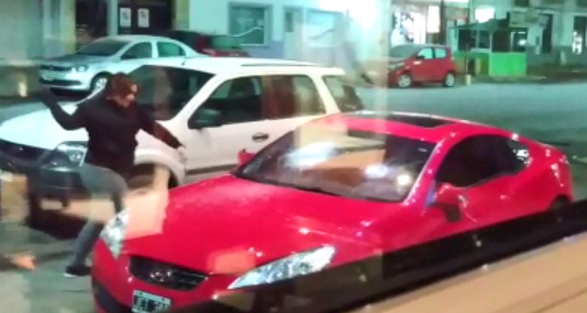 Video: Joven destruye el auto de su esposo al encontrarlo afuera de un hotel | El Imparcial de Oaxaca
