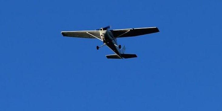 Video: Lanzan agua bendita desde avioneta para exterminar al Covid-19