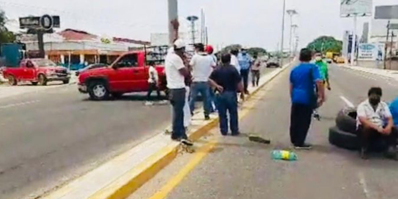 Propietarios de bares mantienen bloqueo en el Istmo | El Imparcial de Oaxaca
