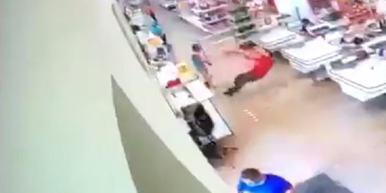Video: Cliente se molesta porque le piden usar cubrebocas y golpea a empleado