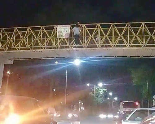 Adolescente intenta lanzarse de un puente peatonal | El Imparcial de Oaxaca