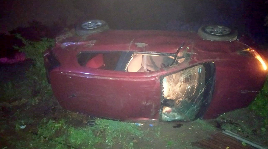 Ebrio conductor se sale de la carretera y vuelca en tramo carretero Juchitán-Tehuantepec