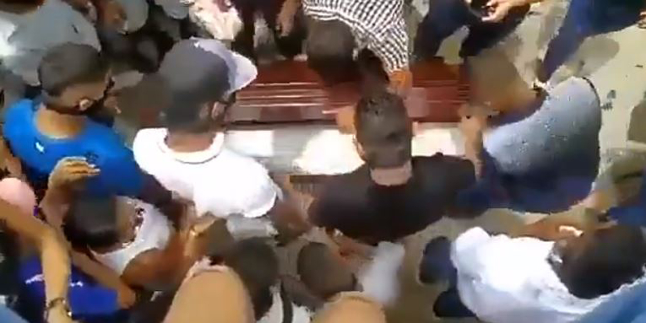 Video: Familiares de fallecido por Covid-19 abren ataúd pese a recomendación de no hacerlo