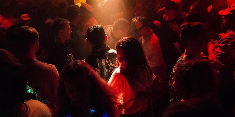 Luego de una noche de fiesta, 16 amigas dan positivo a Covid-19