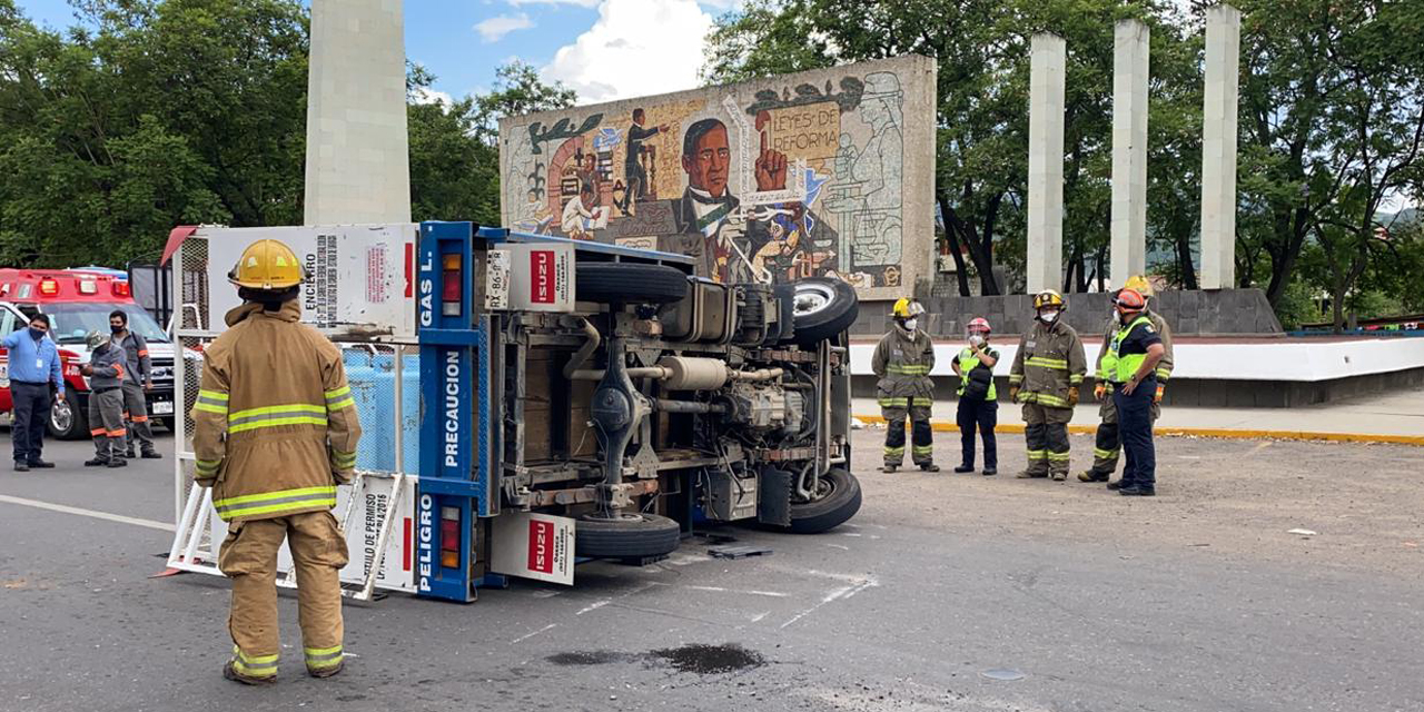 Vuelca camión repartidor de gas frente a Monumento a Juárez | El Imparcial de Oaxaca