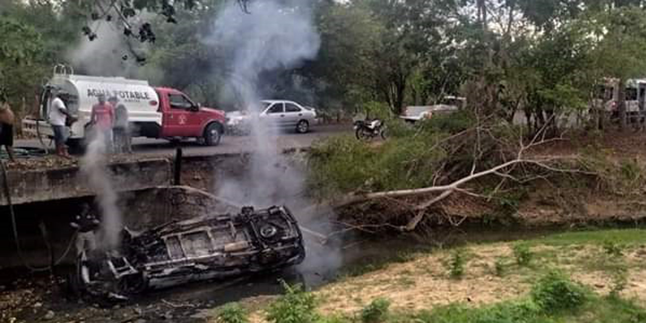 Arde camioneta  tras volcadura en Pinotepa Nacional | El Imparcial de Oaxaca