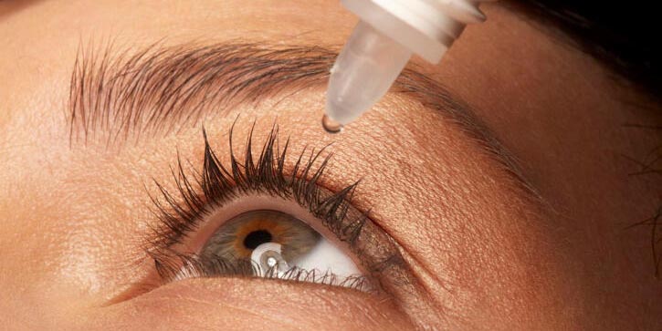 Protege tus ojos de Covid-19, recomiendan lavarlos con suero oftálmico