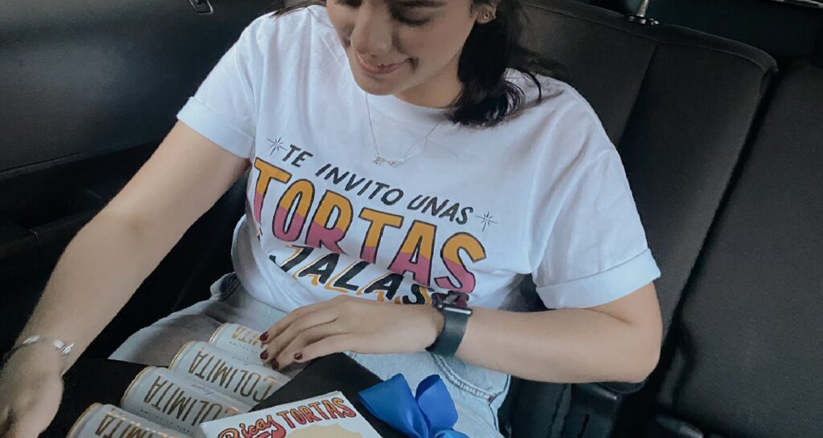Joven se le declara al chico que le gusta con cervezas y tortas y se hace viral