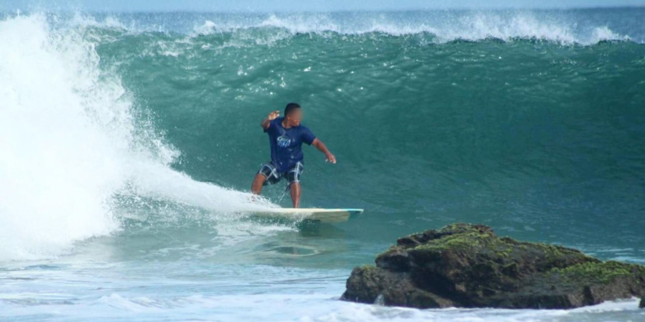 Surfistas locales regresan a las playas de Puerto Escondido