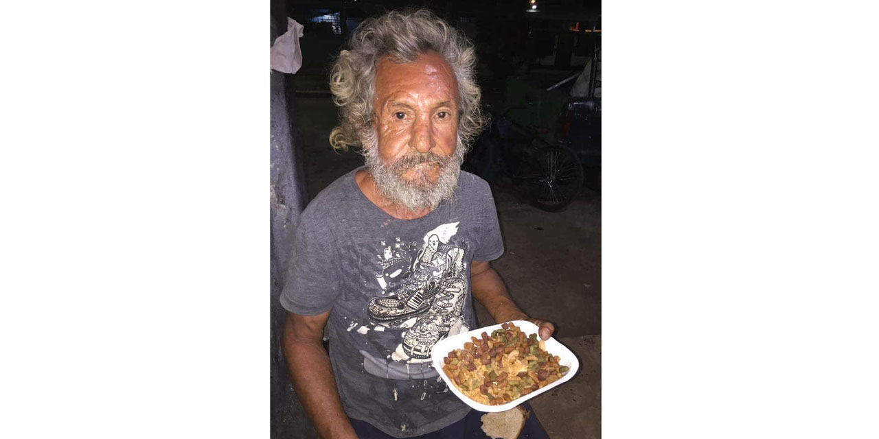 Dan croquetas para perro a un indigente