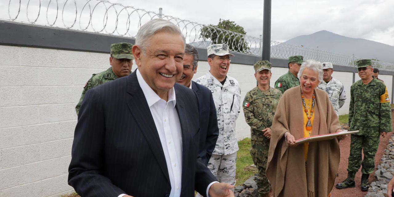 López Obrador pide a adversarios que respeten a su familia