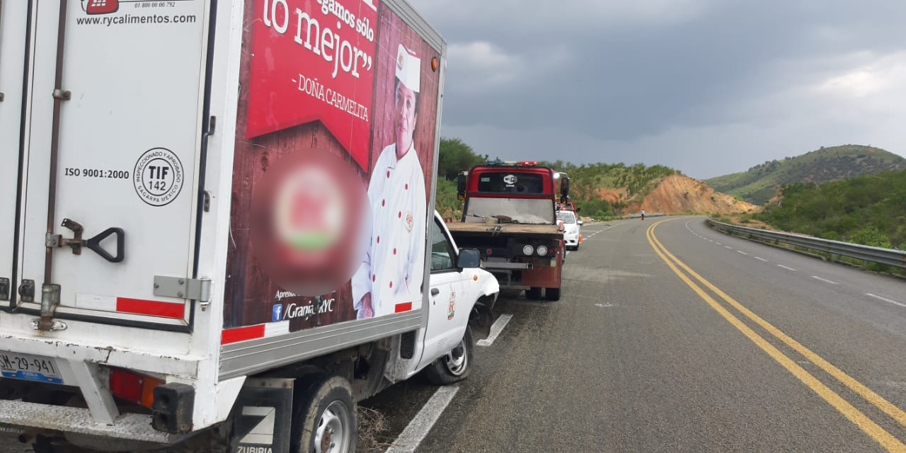 Carnicero vuelca en carretera federal 175 | El Imparcial de Oaxaca