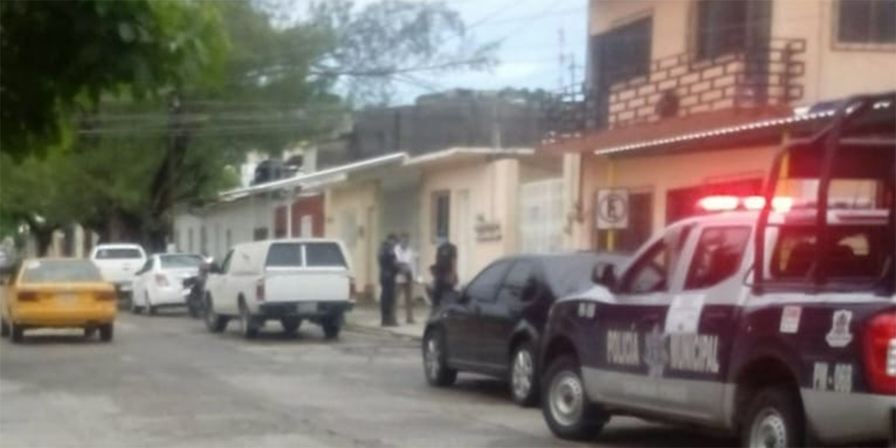 Hombre muere de presunto paro cardiaco en calles de Salina Cruz