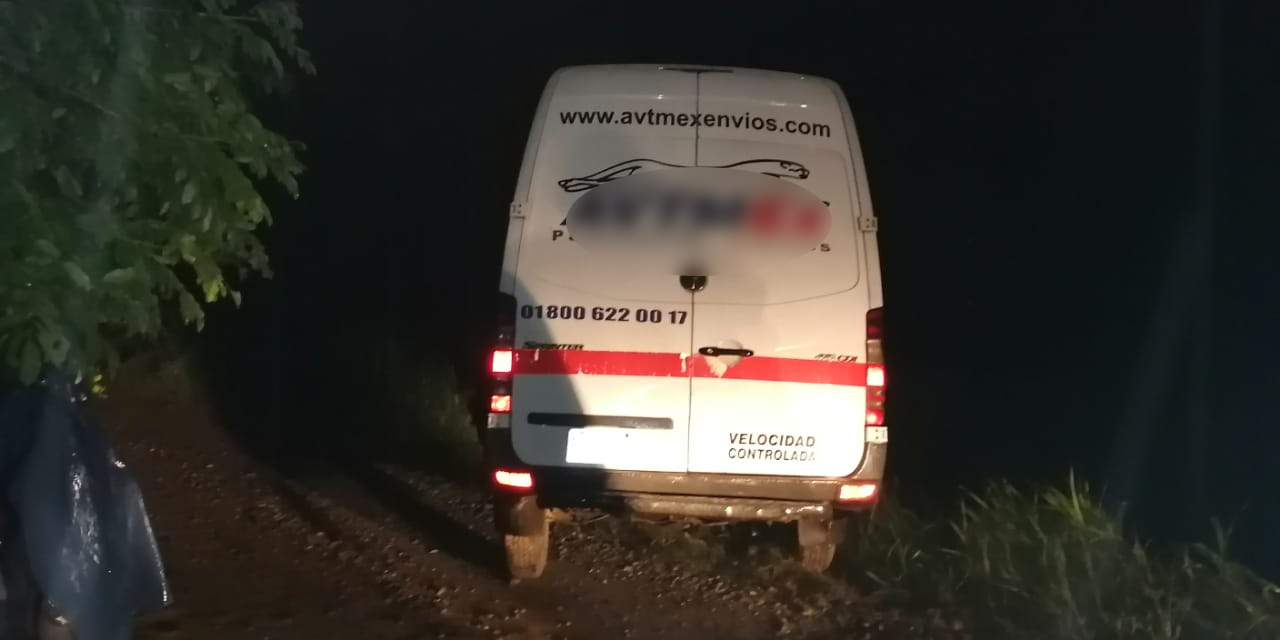 Abandonan camioneta de paquetería atascada en Matías Romero