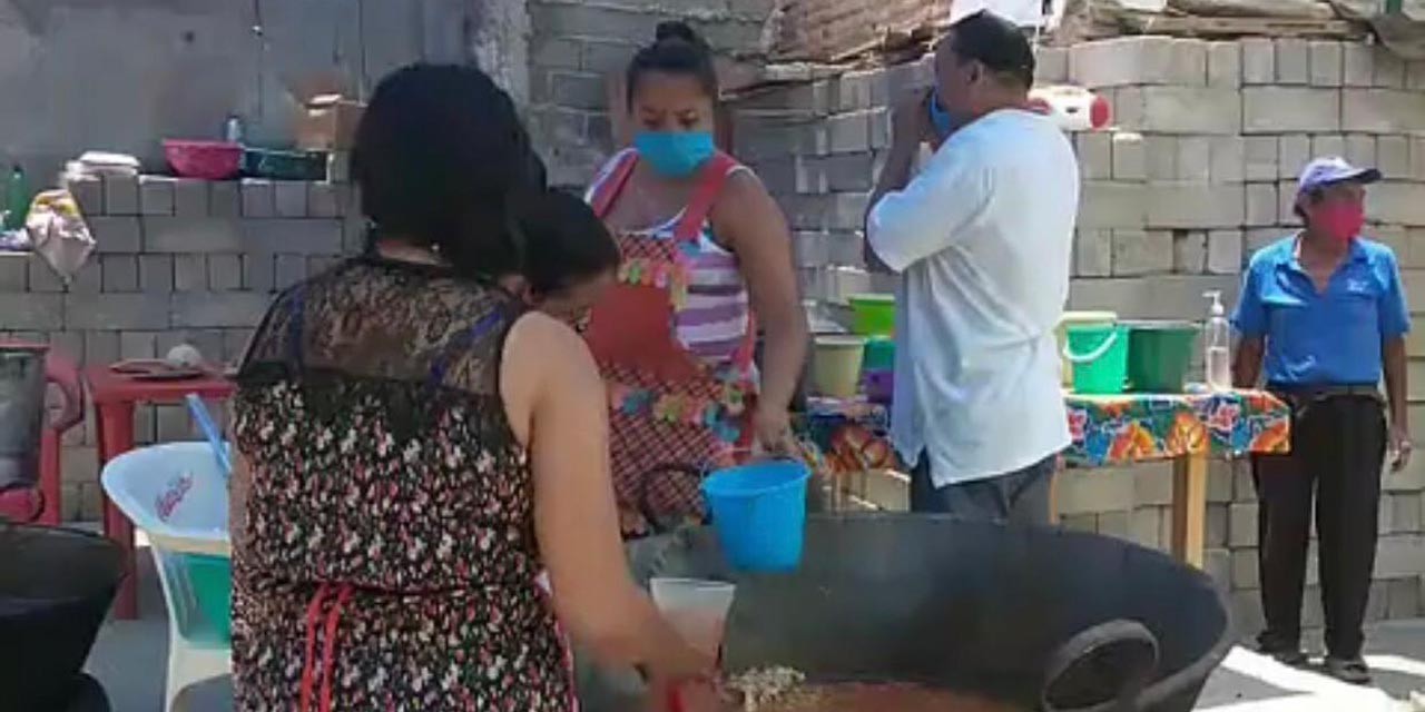 Cocinan para ayudar a Juchitán