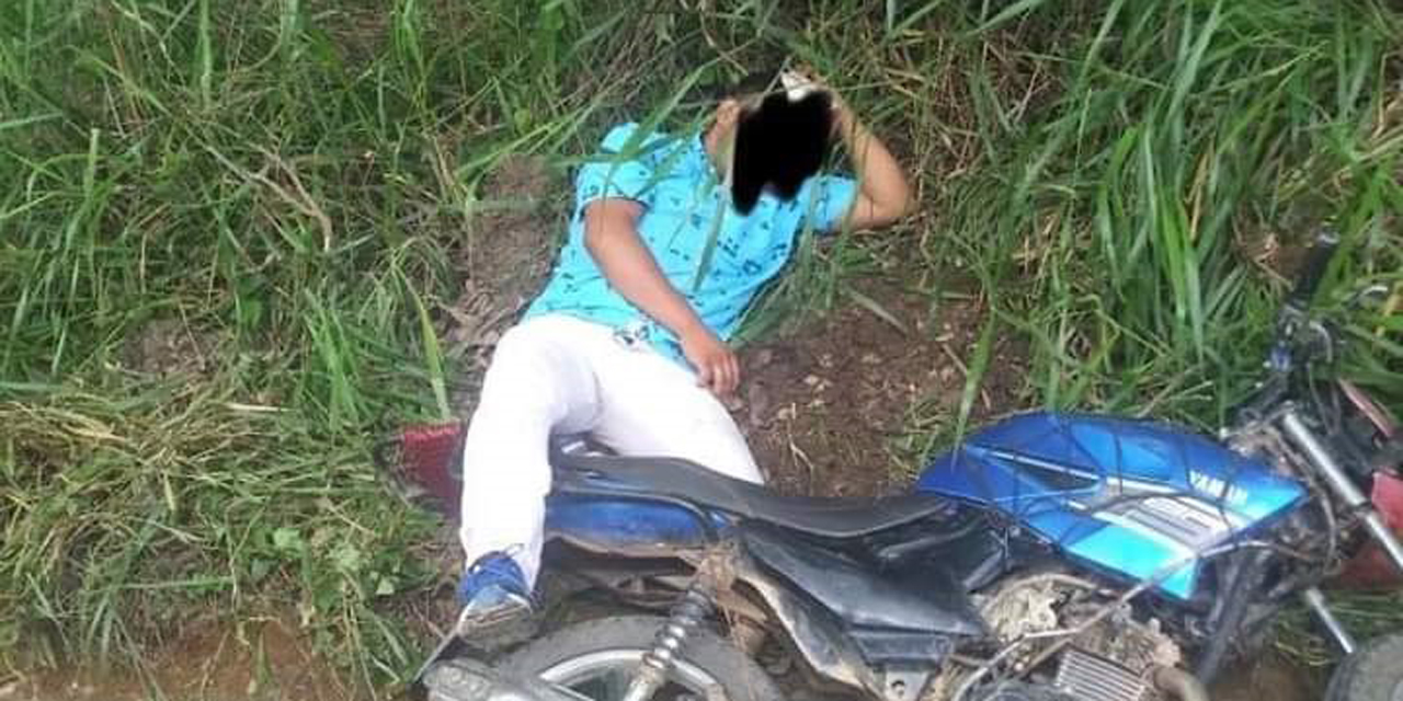 Motociclista derrapa por bache en San Juan Colorado | El Imparcial de Oaxaca
