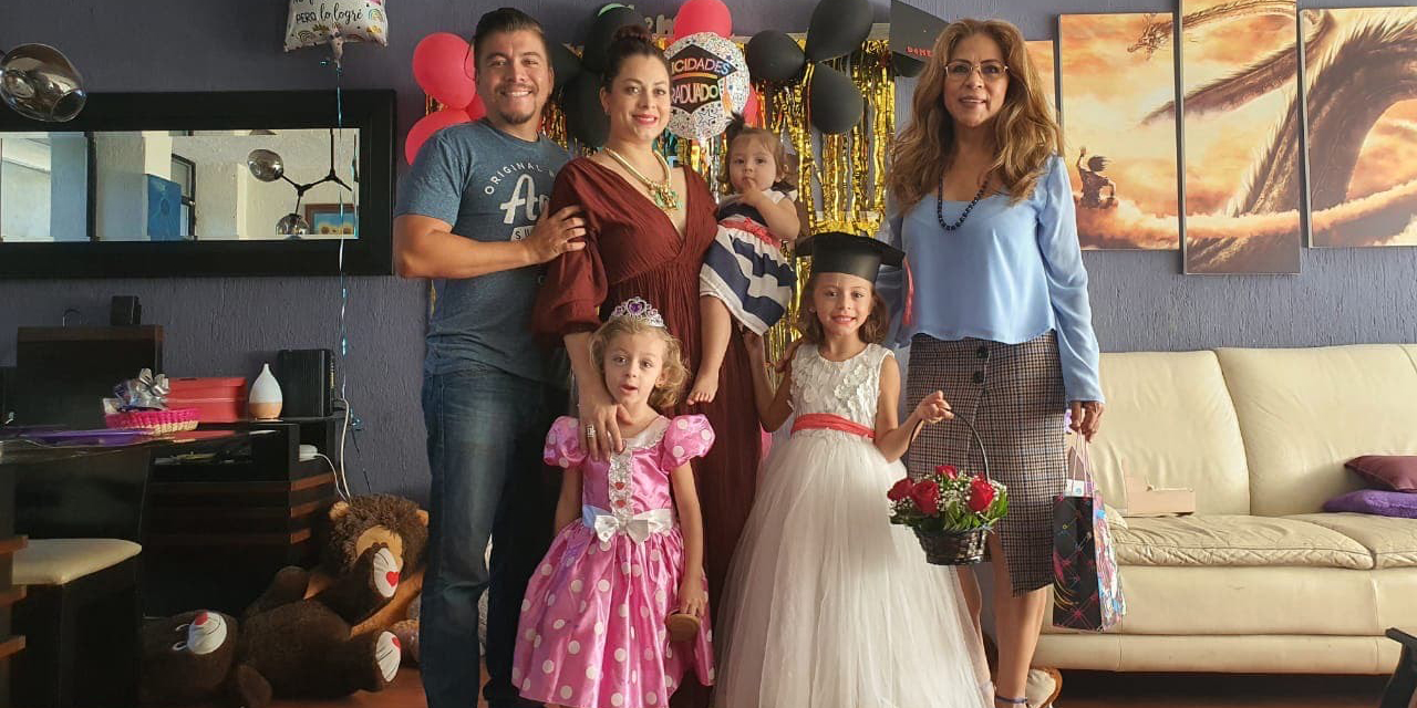 ¡Mía se gradúa! Festejan en familia