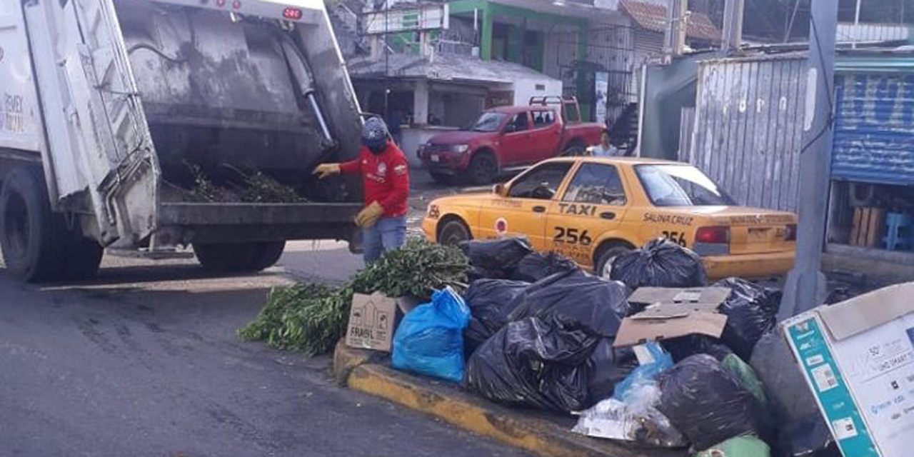 Locatarios de Salina Cruz tiran basura en la vía pública | El Imparcial de Oaxaca