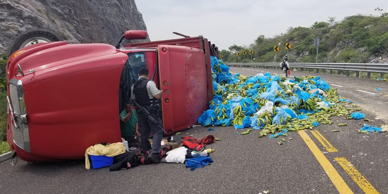 Vuelca tráiler con cargamento de plátano en La Mata; rapiñan cargamento | El Imparcial de Oaxaca