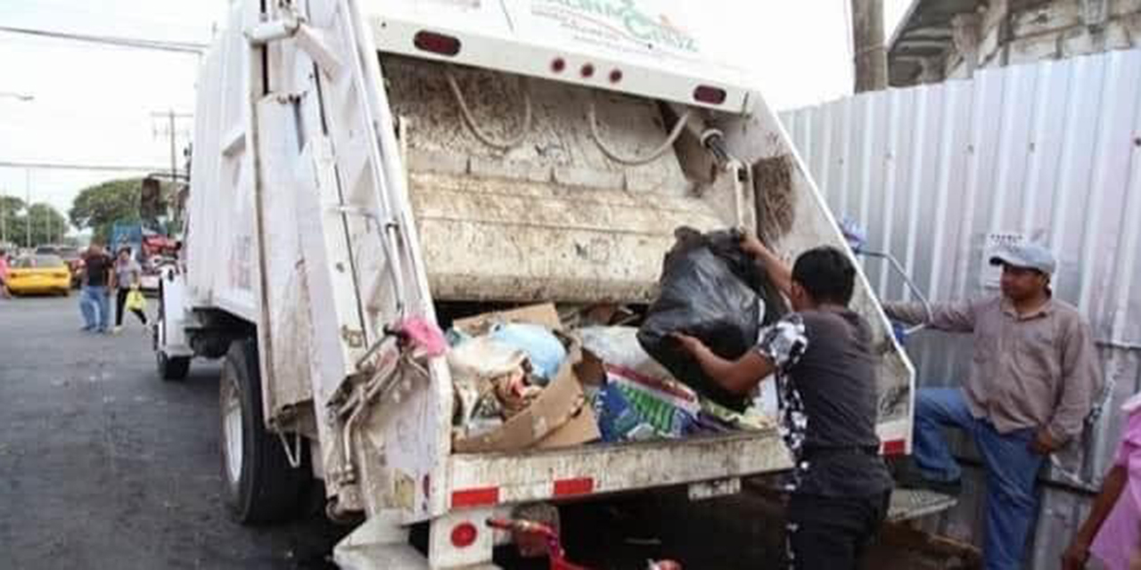 Trabajadores de limpia expuestos a contagios en Salina Cruz