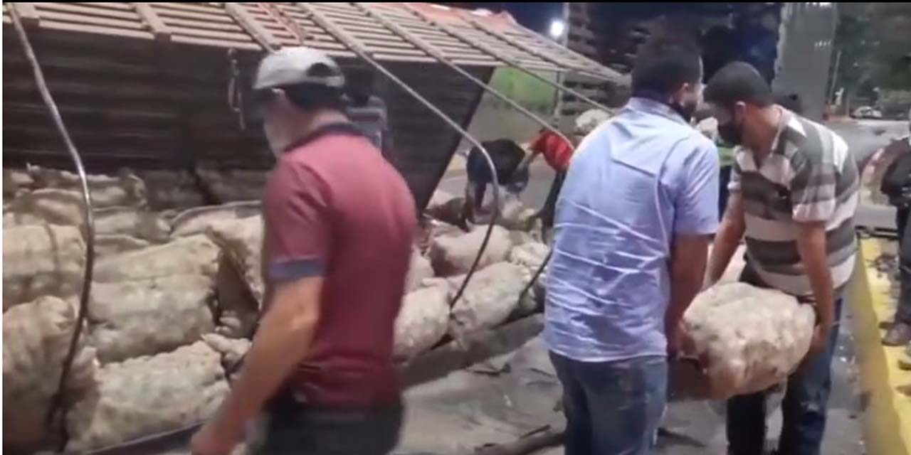 Video: Vuelca un camión con verdura y vecinos ayudan a recoger los productos | El Imparcial de Oaxaca