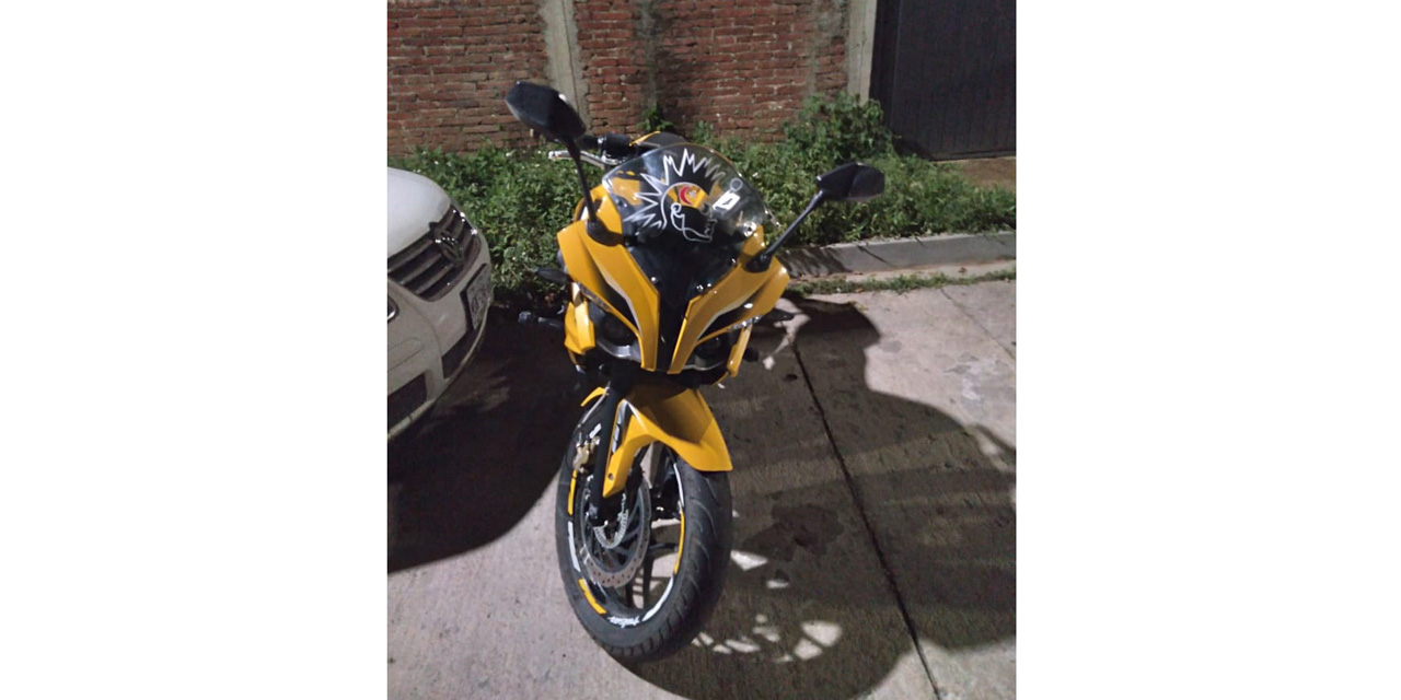 Roban motocicleta con violencia en Cinco Señores