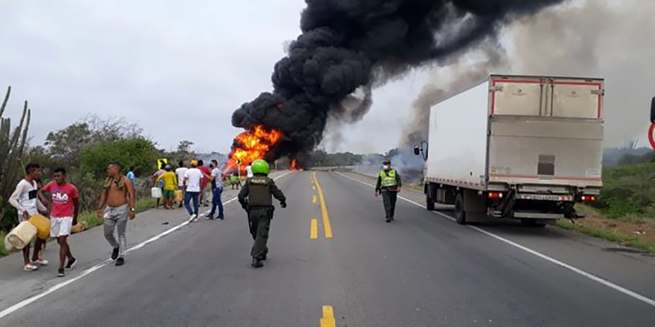 Explota pipa en Colombia durante saqueo de gasolina | El Imparcial de Oaxaca