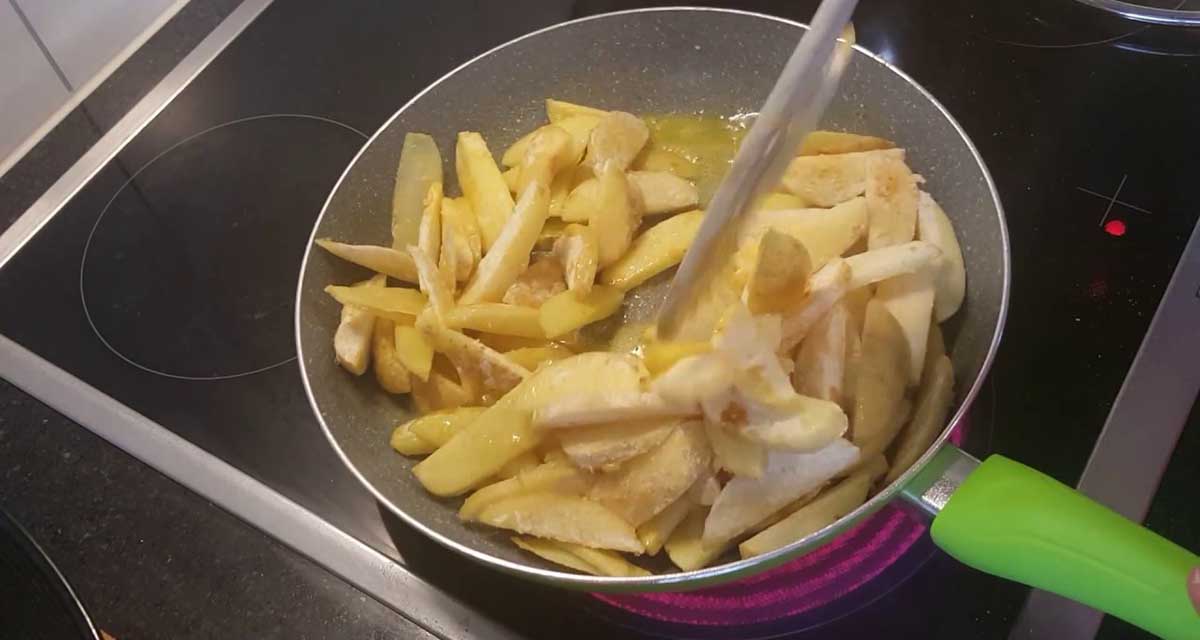 Abuelita muere intoxicada por freír papas con aceite lubricante