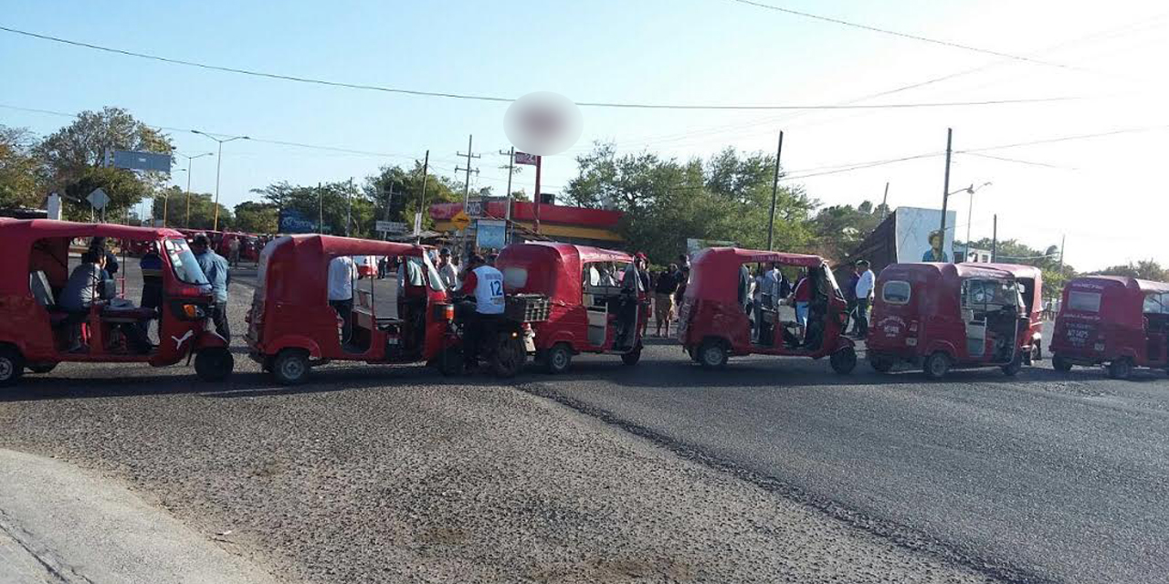Mototaxistas bloquean carretera a Díaz Ordaz | El Imparcial de Oaxaca