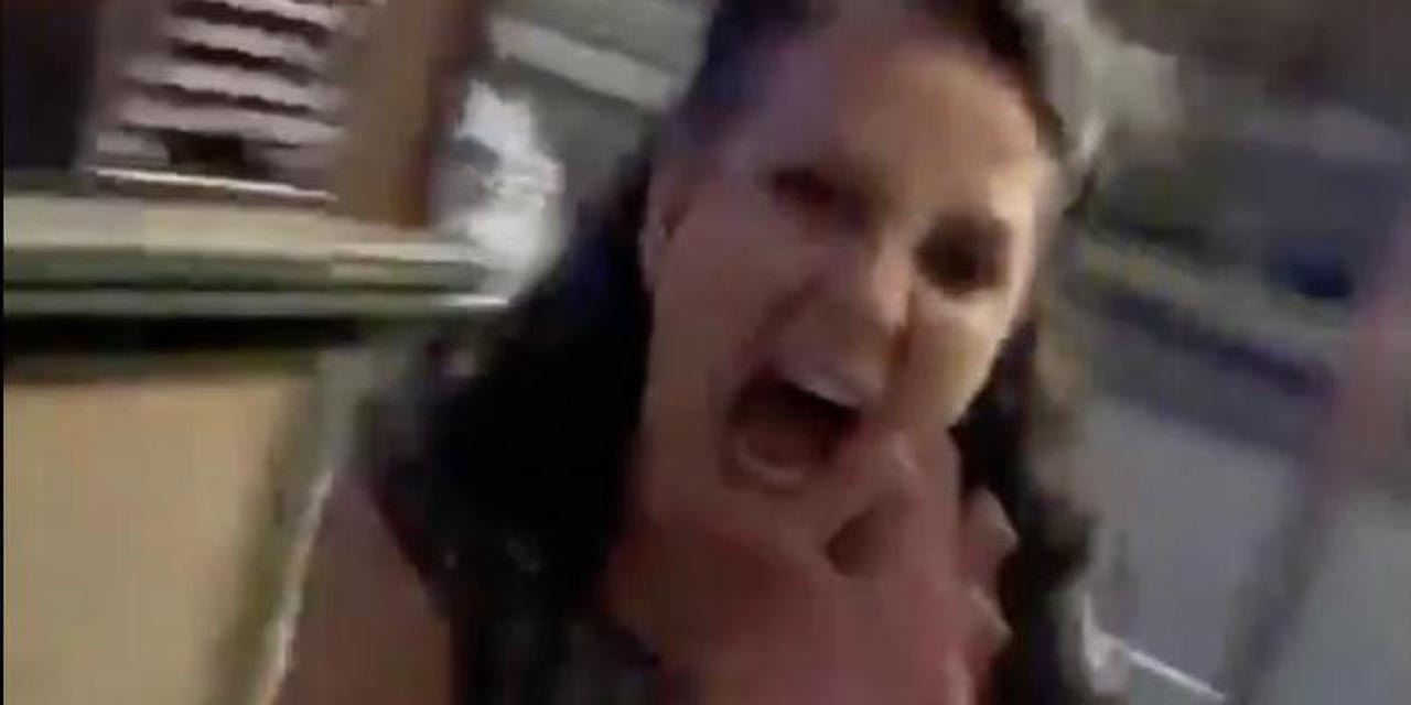 Video: Al puro estilo ‘zombie’, mujer ebria arremete contra quienes la graban