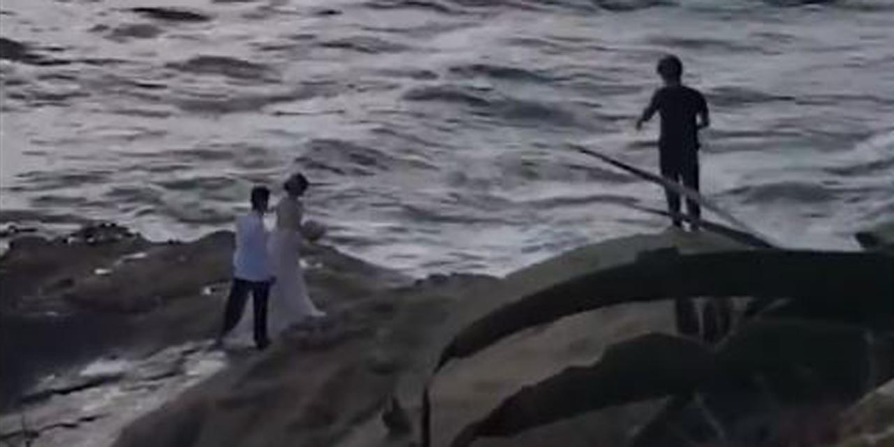 Video: Recién casados es arrastrada por una ola durante una sesión de fotos
