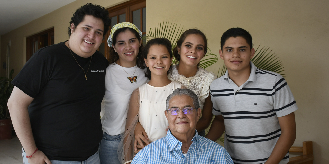 Festejan en familia a Carlos Armando Castro