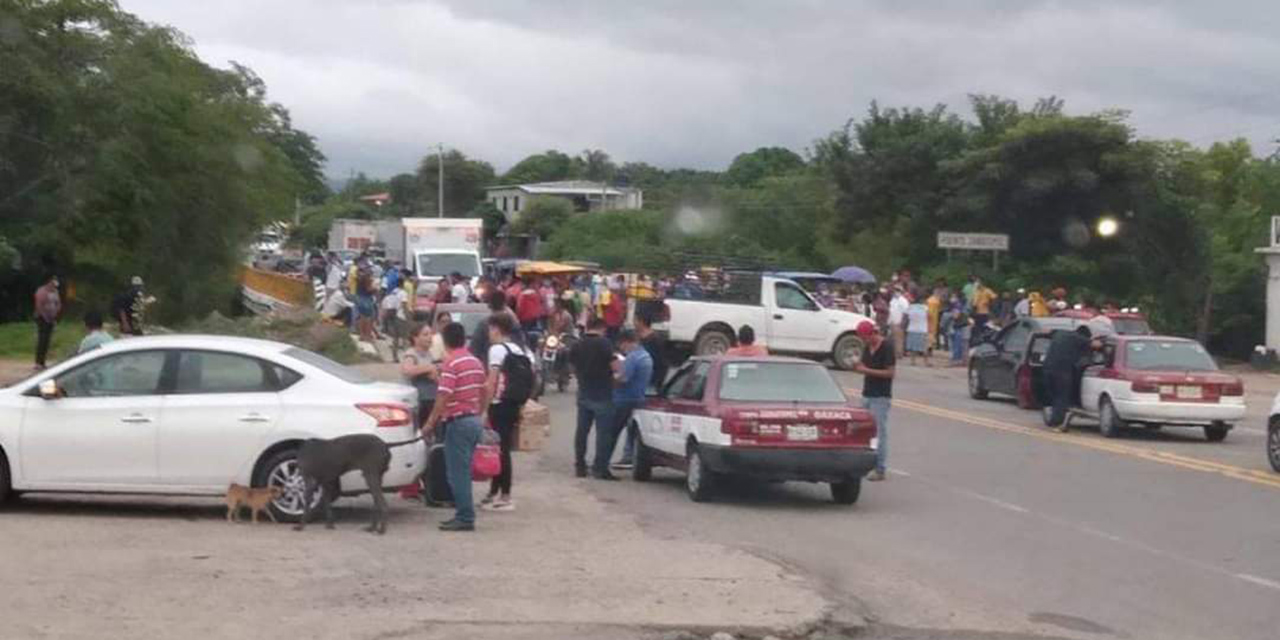 Bloquean la Panamericana; exigen destitución de autoridades de Hierba Santa | El Imparcial de Oaxaca Bloquean la Panamericana; exigen destitución de autoridades de Hierba Santa | El Imparcial de Oaxaca