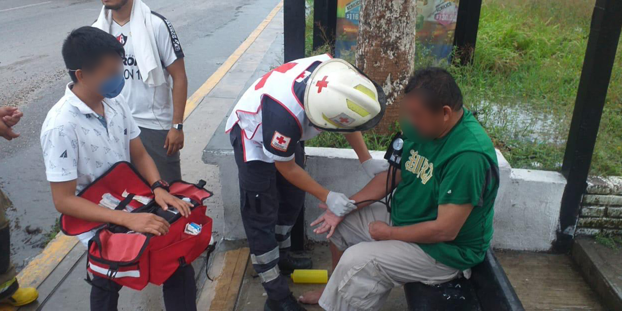 Rescatan a taxista de la corriente en la carretera de Salina Cruz | El Imparcial de Oaxaca Rescatan a taxista de la corriente en la carretera de Salina Cruz | El Imparcial de Oaxaca