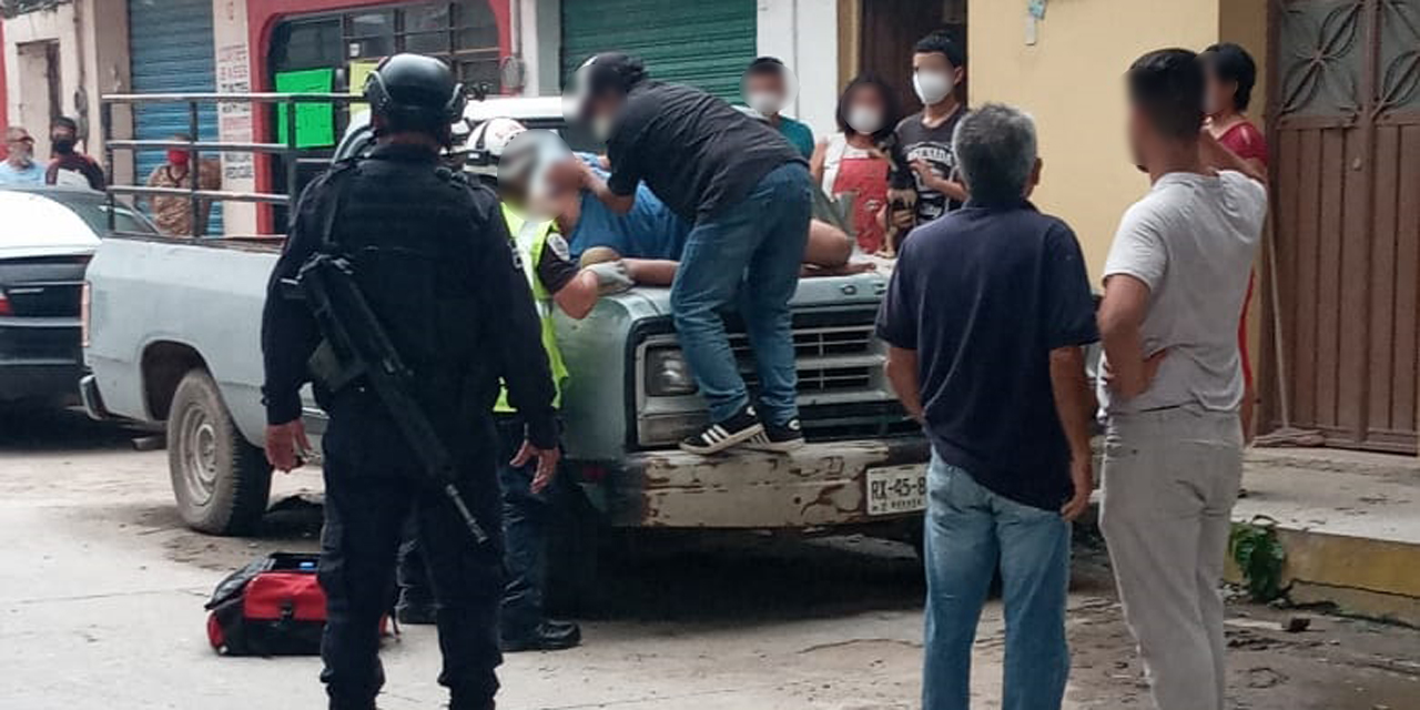 Balean camioneta en calles de Juchitán