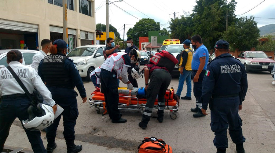 Joven se estrella contra una camioneta | El Imparcial de Oaxaca