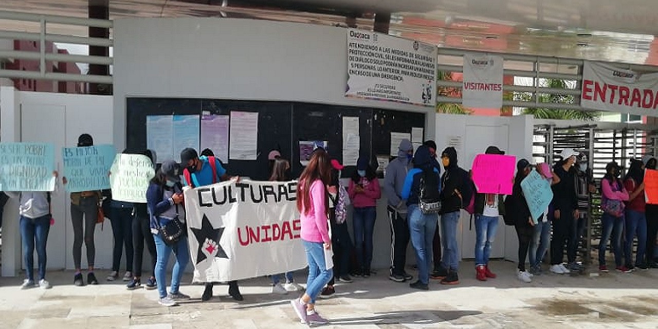 Mantienen protestas por admisión al CRENO | El Imparcial de Oaxaca