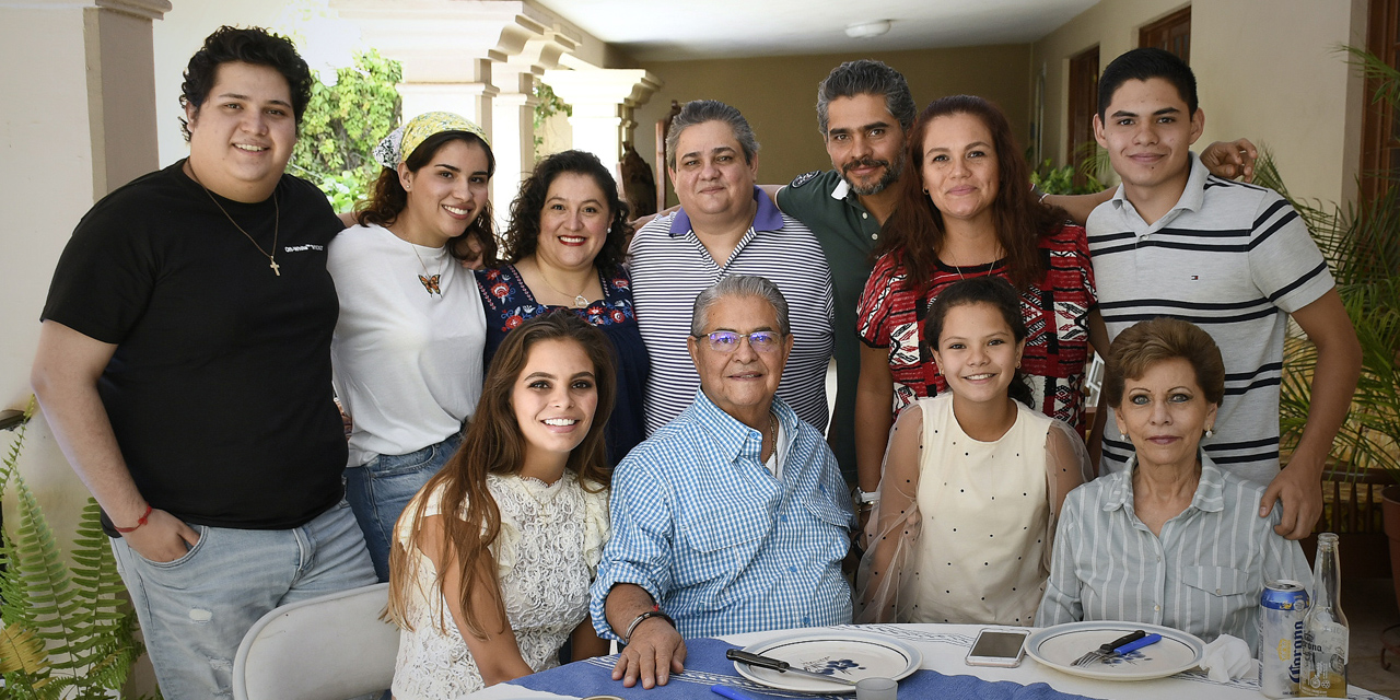 Festejan en familia a Carlos Armando Castro