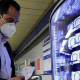 Llegan a México máquinas expendedoras de cubrebocas y gel antibacterial