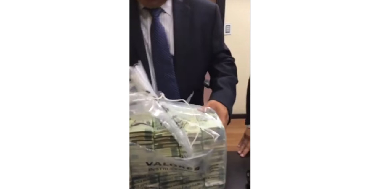 Video: Supuesto funcionario de Pemex da dinero a exsecretario técnico del Senado