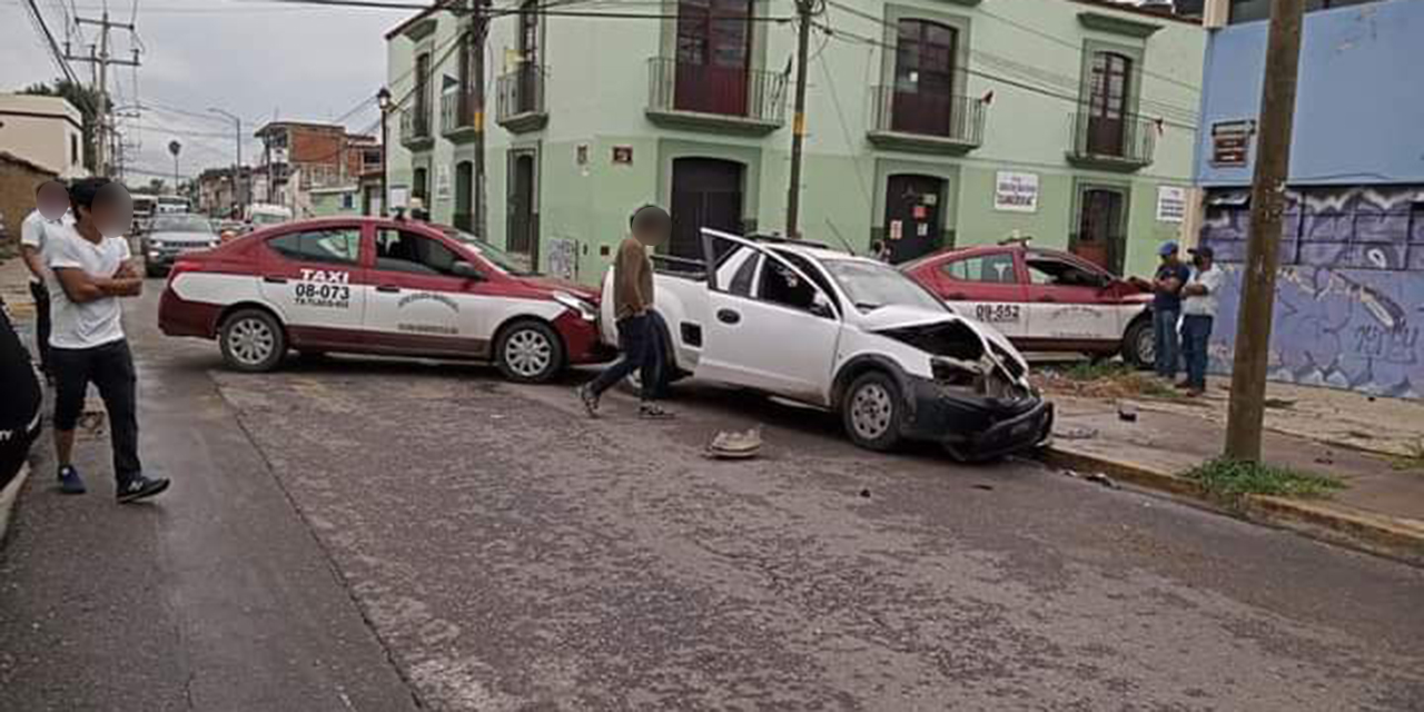 Conductor ebrio choca contra dos taxis en céntricas calles de Oaxaca