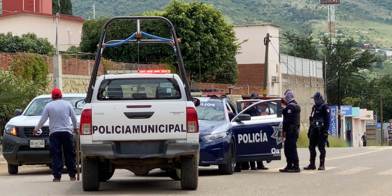 Policías Municipales y transportistas retienen a estatales por operativo en Huayápam | El Imparcial de Oaxaca