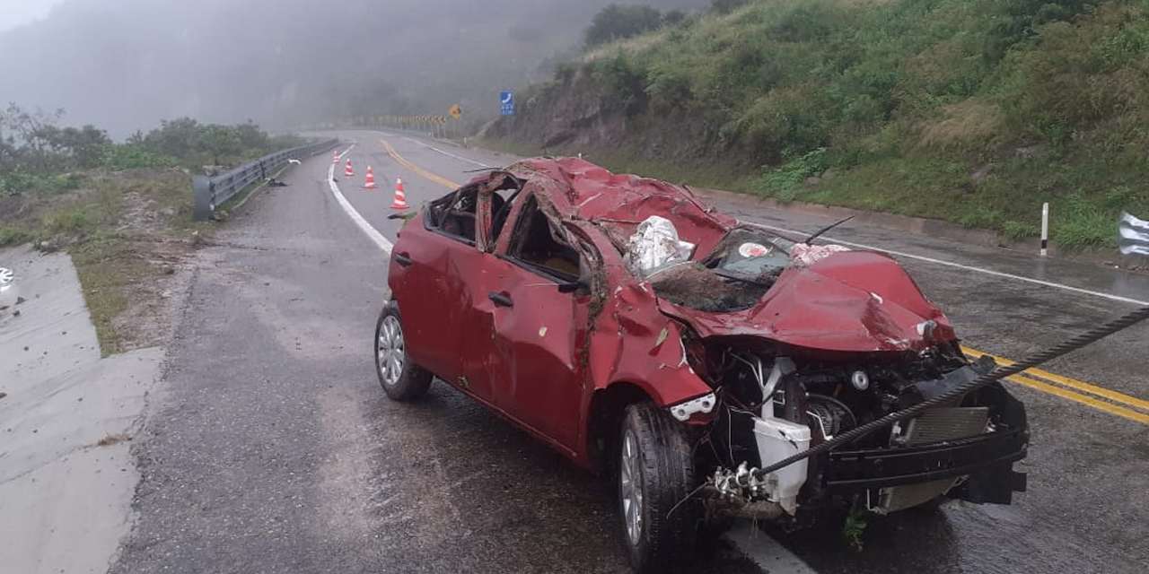 Aparatosa volcadura en autopista Mitla-Tehuantepec | El Imparcial de Oaxaca