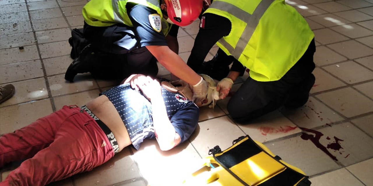 Joven cae de un techo en Ixcotel