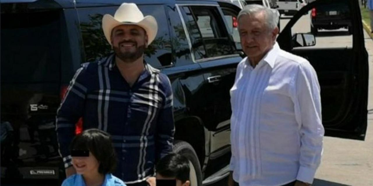 Video: El Komander se toma foto con AMLO