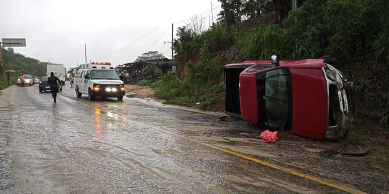 Vuelca camioneta en Pochutla | El Imparcial de Oaxaca