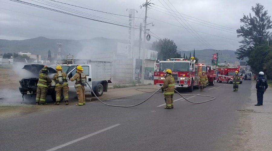 Arde en llamas una camioneta en la Reforma Agraria | El Imparcial de Oaxaca