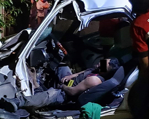 ¡Muere prensado! Impacta su auto contra árbol en Mexicápam